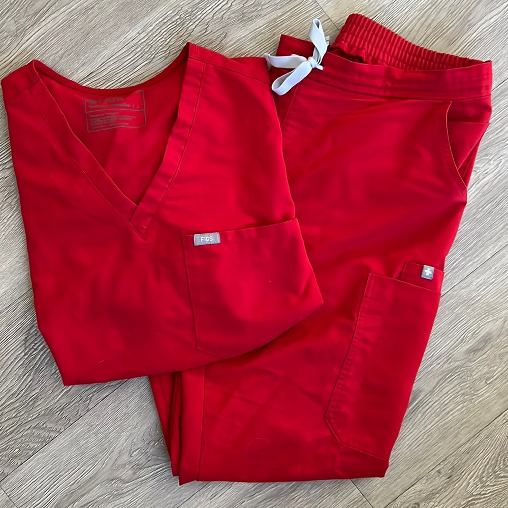 Figs RED scrub set